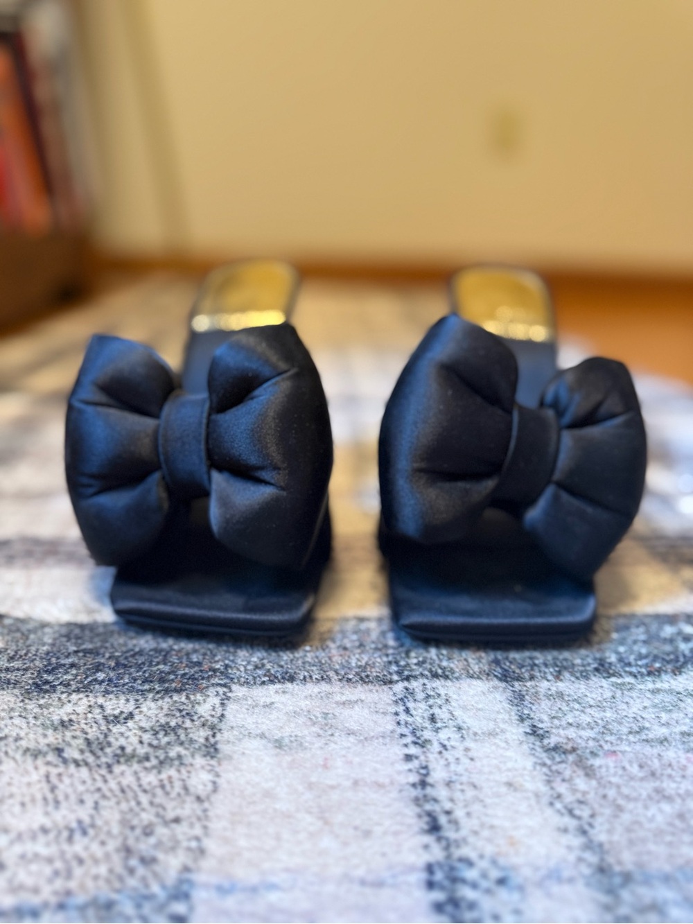 Jeffrey Campbell Bow Down Heels Gold Black Satin Size 9